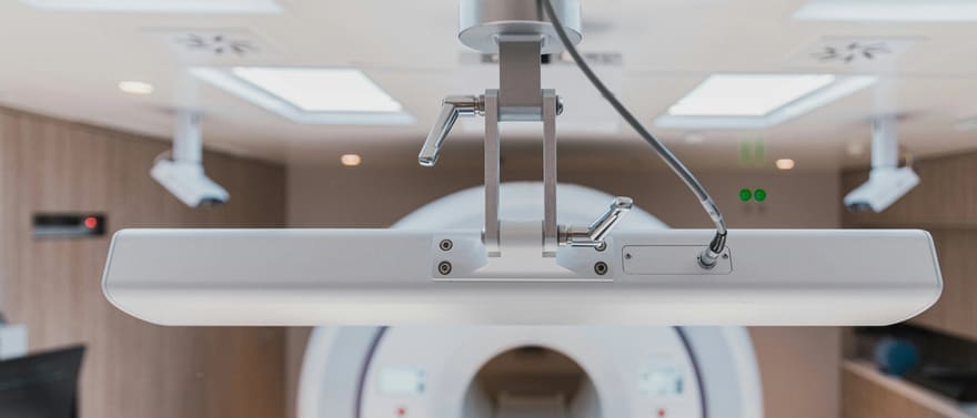 Equipamento de radioterapia em uma sala de tratamento hospitalar.